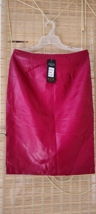 Стильні спідниці середньої довжини з еко шкіри