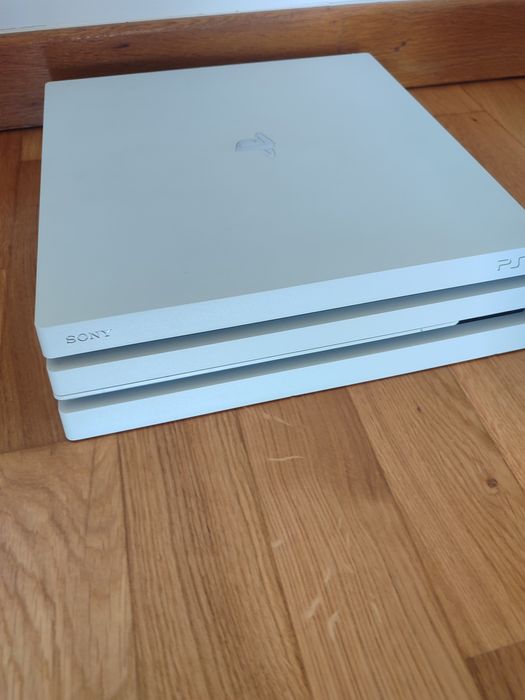 Ps4 pro 1 tb  em excesso estado