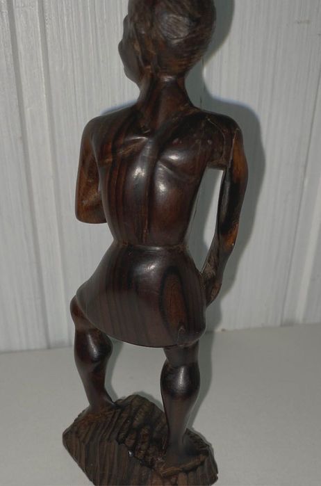 Estatueta Africana em madeira antiga.