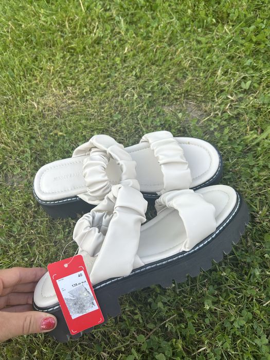 Sandały w rozmiarze 40