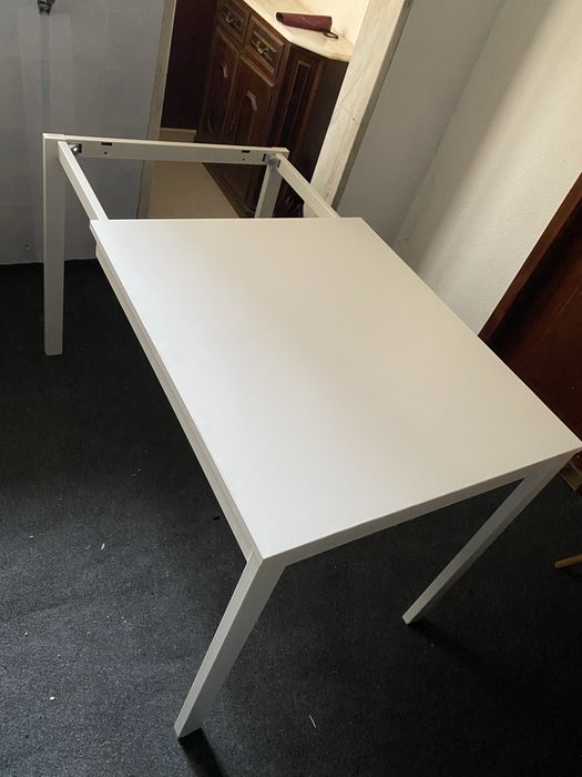 Mesa branca de jantar em bom estado de conservaçao