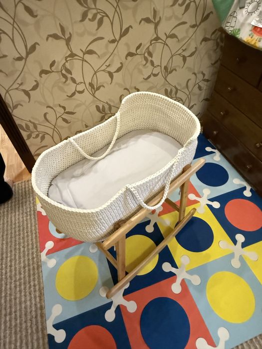 В’язана колиска для новонародженого