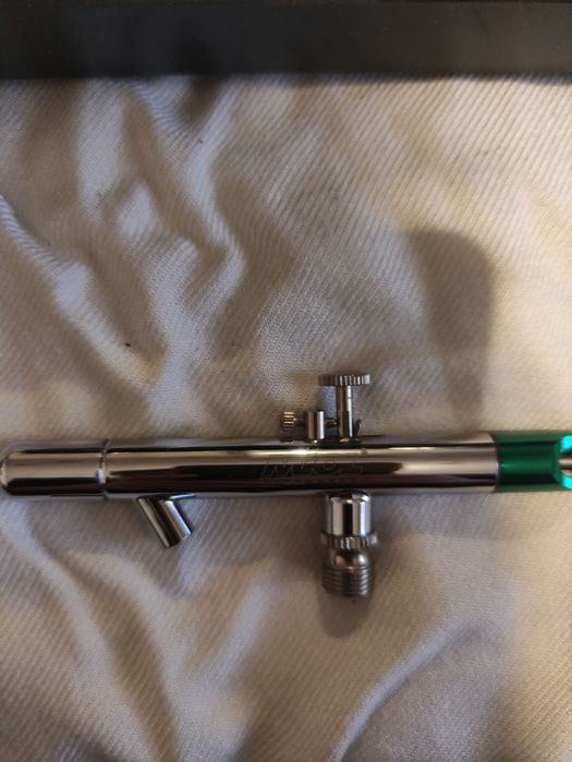 Аэрограф с нижней подачей краски.