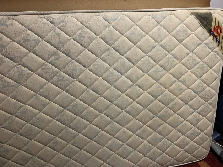 Cama de casal em ferro + colchão + 2 mesas de cabeceira 180x135