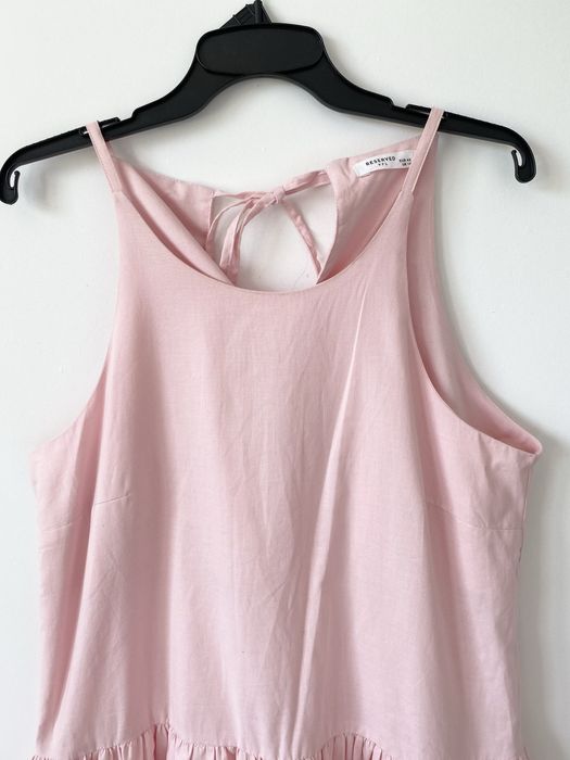 Reserved pudrowa sukienka midi falbana