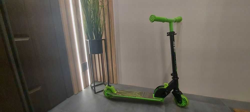 Дитячий самокат Neon, колеса світяться