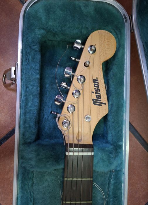 Guitarra Maison Preta c/estojo rigido