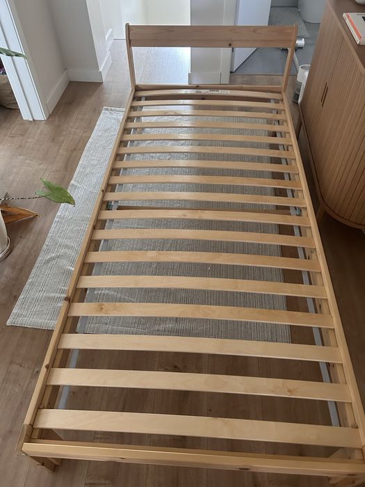 Cama IKEA neiden 90x200  + estrado luroy Artigo boas condicoes sem riscos.