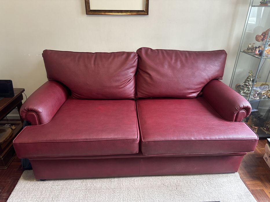 2 Sofás de 2 lugares + apoio de pés em pele