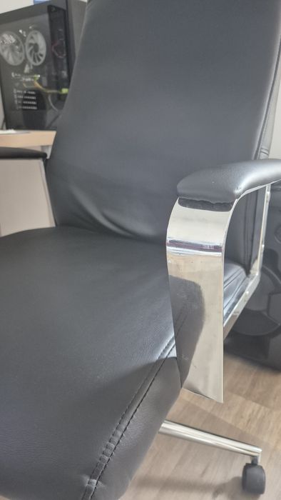Cadeira escritório praticamente nova
