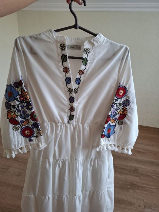 Вишита сукня розмір S в білому кольорі