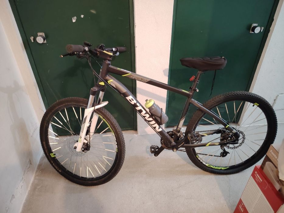 Cama, máquina café, aspirador, mesa