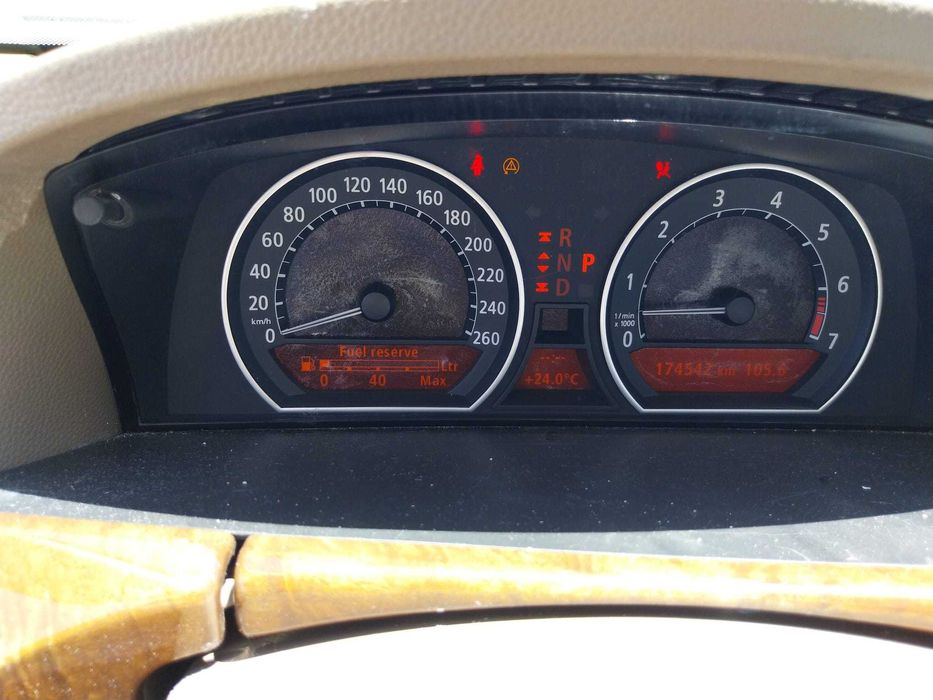 BMW 735i V8 – 272cv – Automático – Pele – 180.000 km