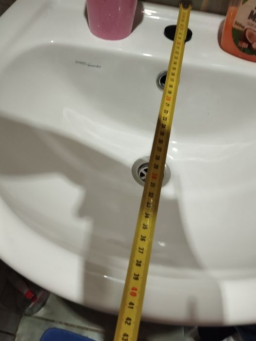 Умивальник з тумбочкою.