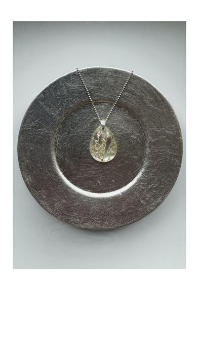 Zawieszka „brindille fleur blanche” biżuteria handmade żywica srebro