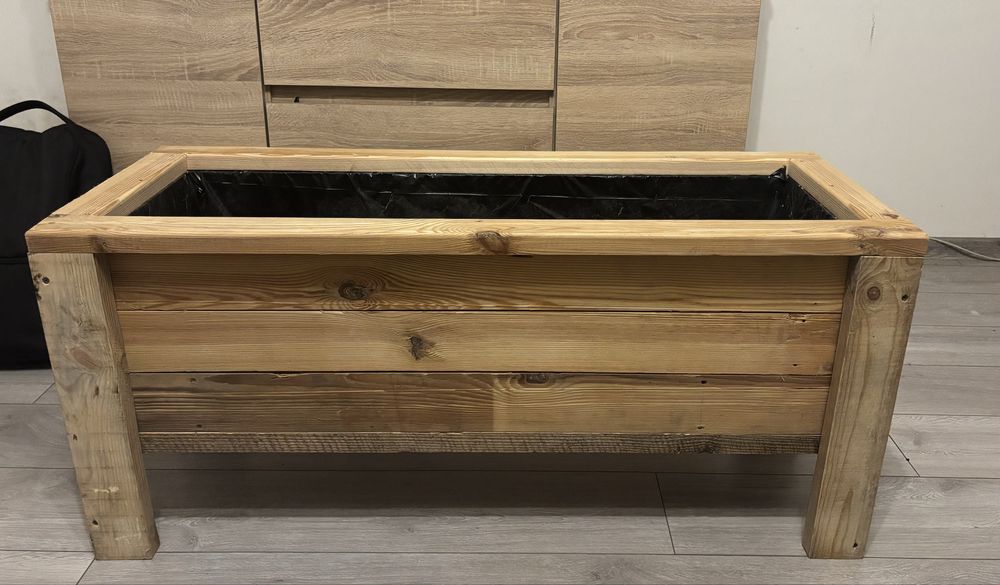 Drewniania skrzynia ogrodowa