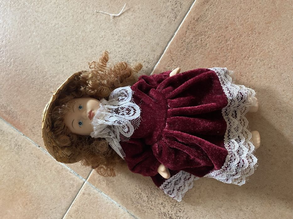 Três bonecas de porcelana