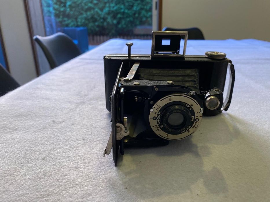 Máquina fotográfica antiga Kodak six-20 folding camera made in London