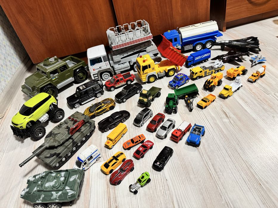 Пакет авто,машинок  різних 40шт /300грн