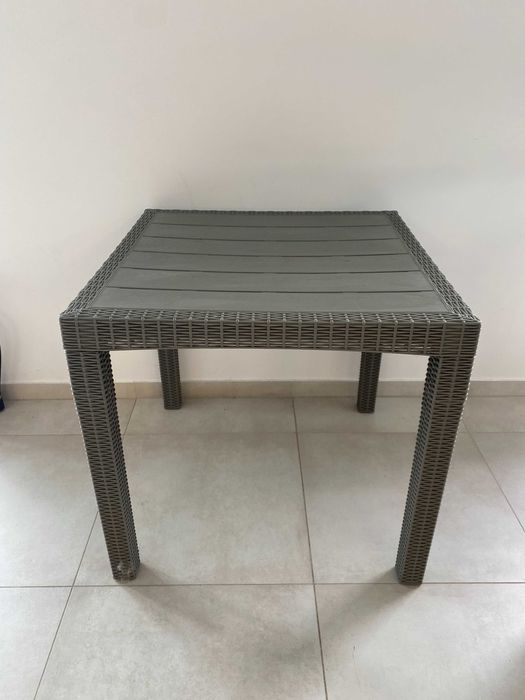 Stól plus krzesła ogrodowe