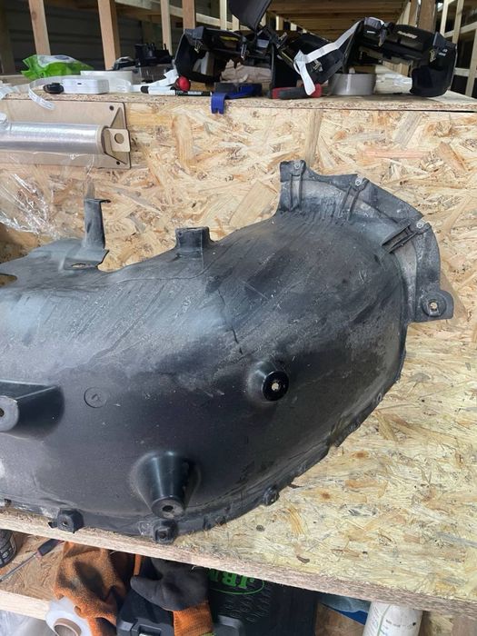 Задній пікрилок Rivian