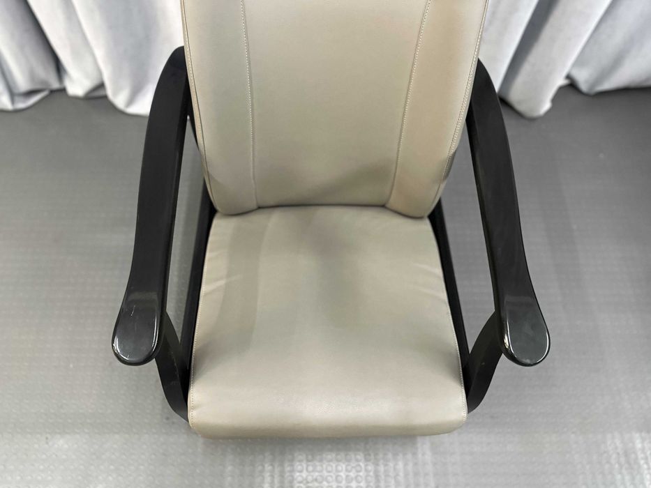 Сіре м'яке шкіряне крісло-реклайнер з підніжкою/шкіряні крісла/меблі