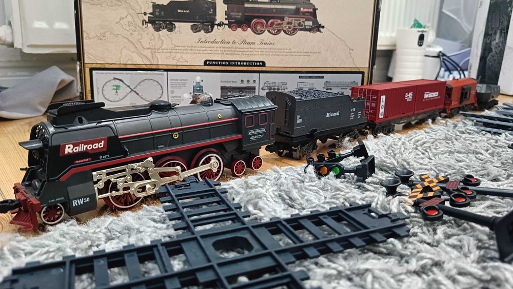 Klasyczna kolejka retro z efektem dymu na akumulator , pociąg