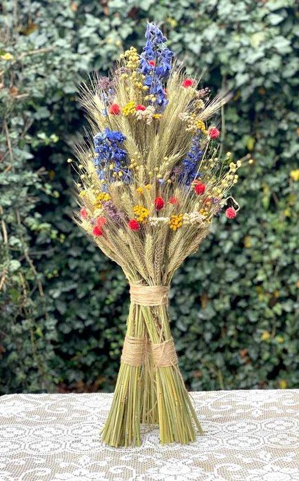 Високий дідух з жита та сухоцвітів