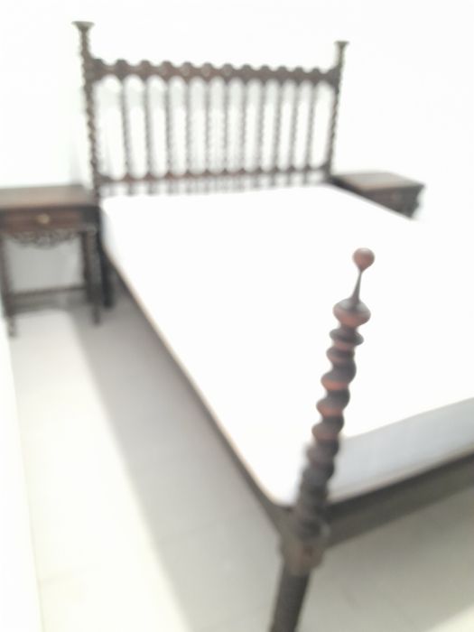 Arrendo T-1  Alcobaça, cozinha equipada com armários fogão frigorífico mesa e duas cadeiras,  quarto cama de casal mesa de cabeceira e guarda roupa