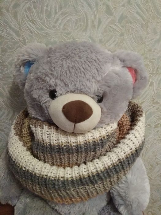 Носки, шапки, шарфики ручной работы.