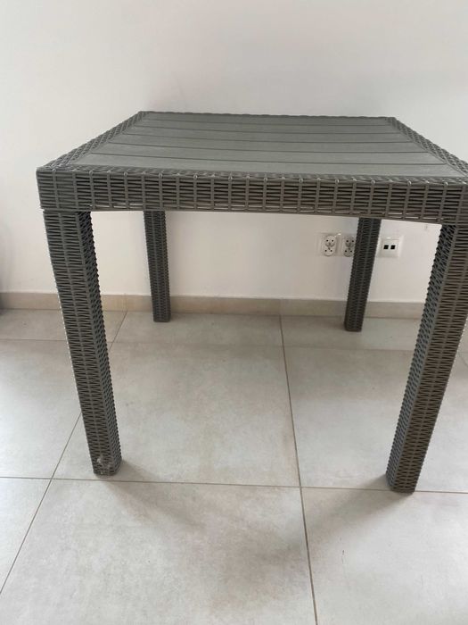 Stól plus krzesła ogrodowe