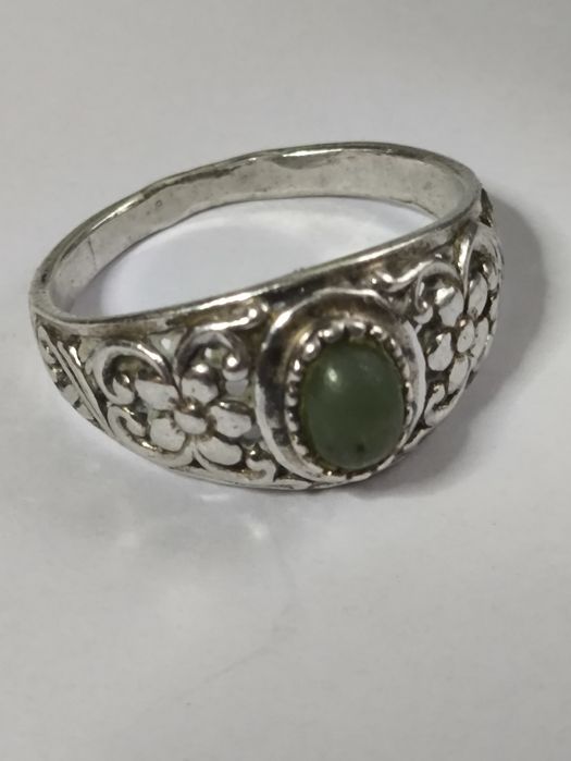 Stary srebrny pierścionek z zielonym oczkiem nefryt . Vintage