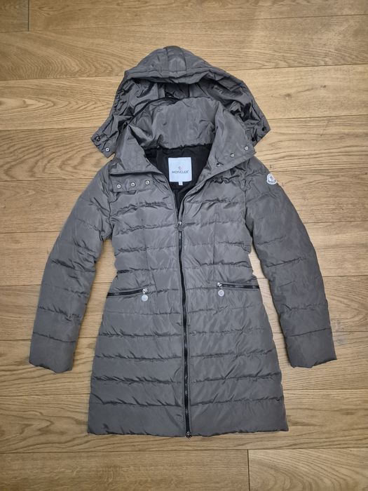 Moncler puchowa kurtka jak nowa szara