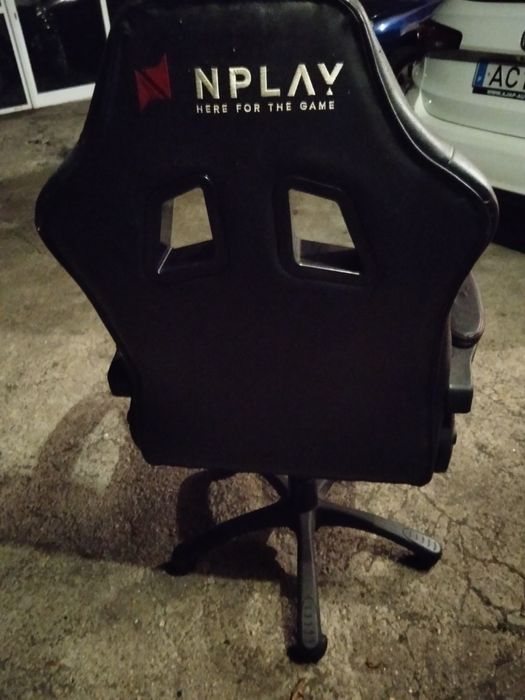 Cadeira de jogo, gaming n,play ,com alguns danos mas razoável no preço é de aproveitar.