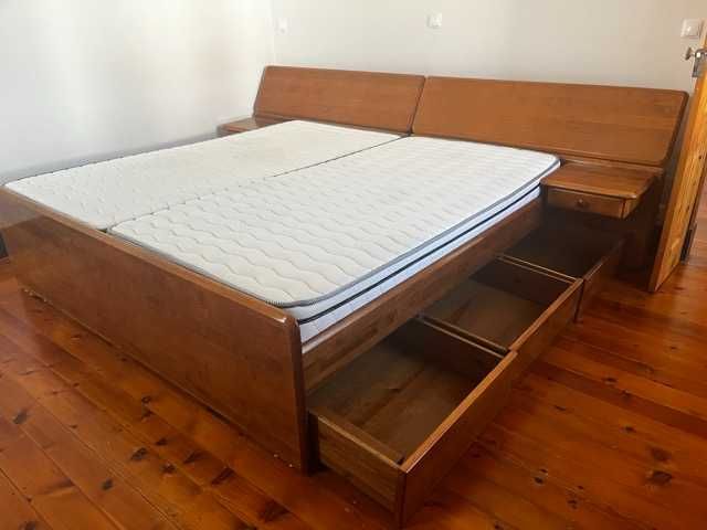 Cama Casal 2m*2m Cerne em excelente estado, com colchões como novos
