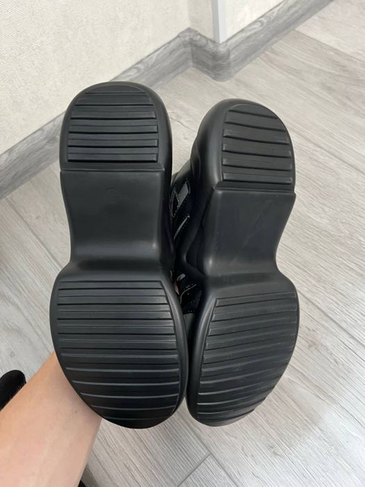 Продам нові високі кросівки