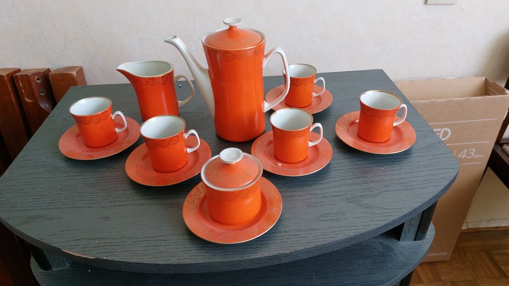 Serwis kawowy w intensywnym pomarańczowym kolorze -porcelana Włocławek .