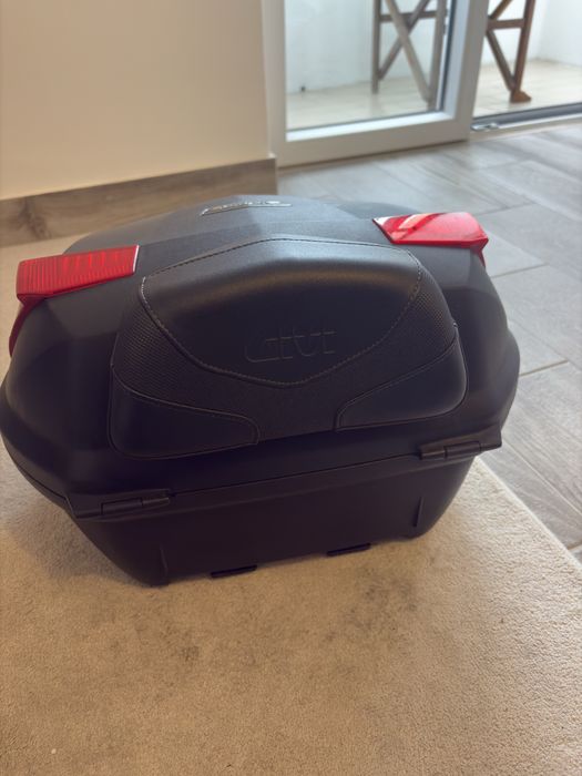 Top Case GIVI Blade 37L + Suporte + Apoio GIVI – Excelente Estado