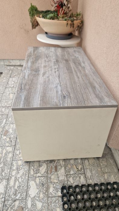 Stolik kawowy beżowy szary blat wyłożony skórą design