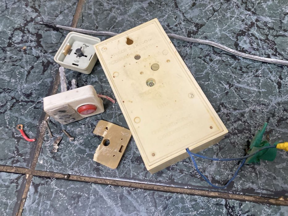 Отдам под восстановление электрический музыкальный дверной звонок