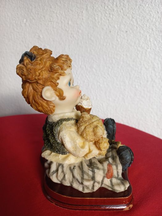 Estatueta menina no pic-nic