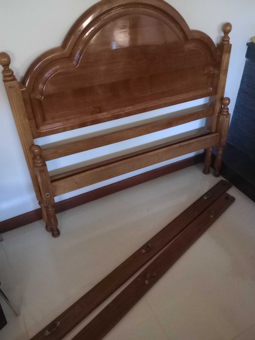 Cama de madeira completa