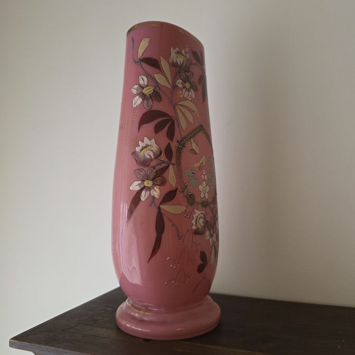 Jarra em vidro opalino rosa