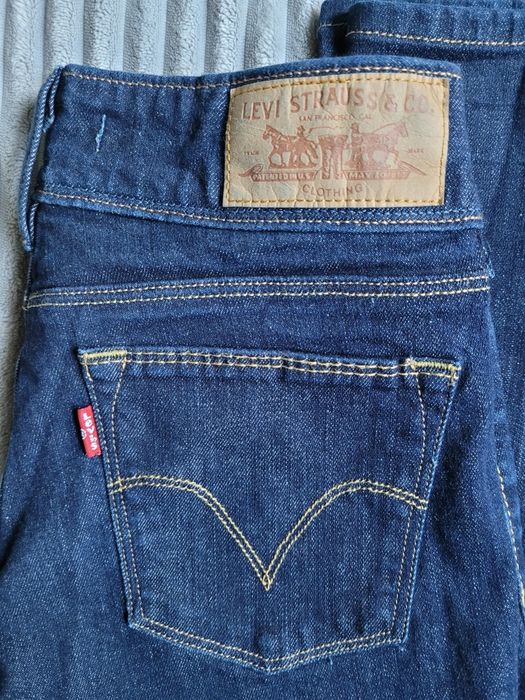 Granatowe dopasowane dżinsy levis r.27/34
Założone