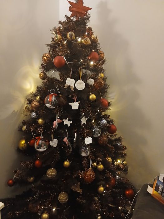 Árvore de natal com a mior parte dos enfeites. Côr castanho. 2.10cm.