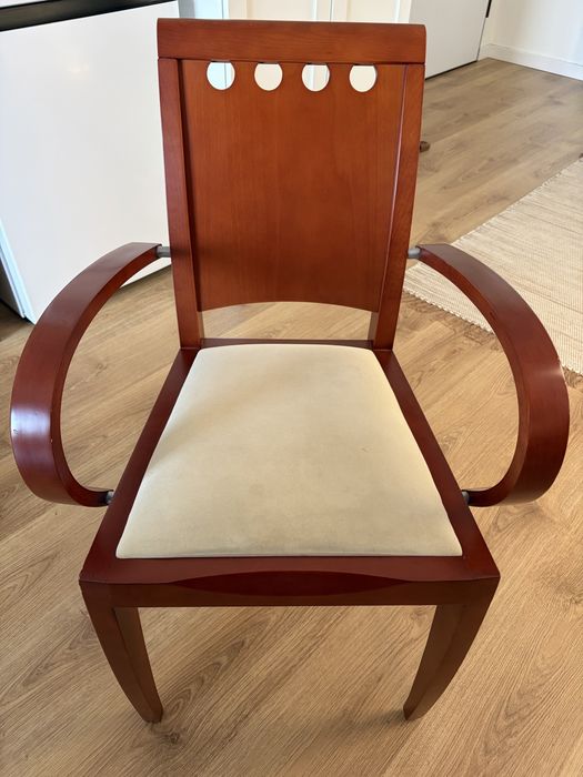 Mesa de jantar extensivel, 4 cadeiras e 2 cadeirōes