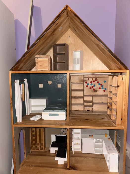 Drewniany domek dla lalek.