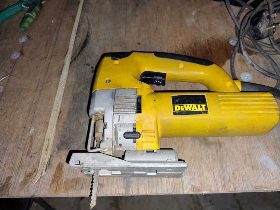 Piła radialna dewalt