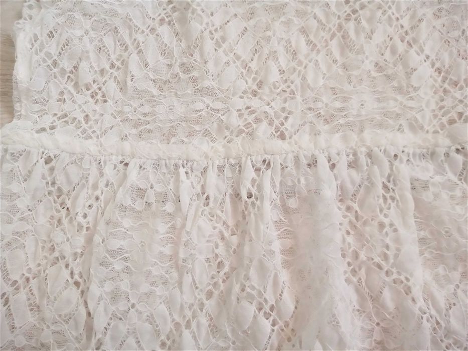 Piękna biała koronkowa bluzka z baskinką