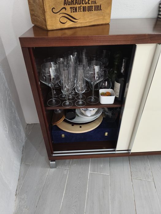 Mesa de jantar, cadeiras, aparador e espelho